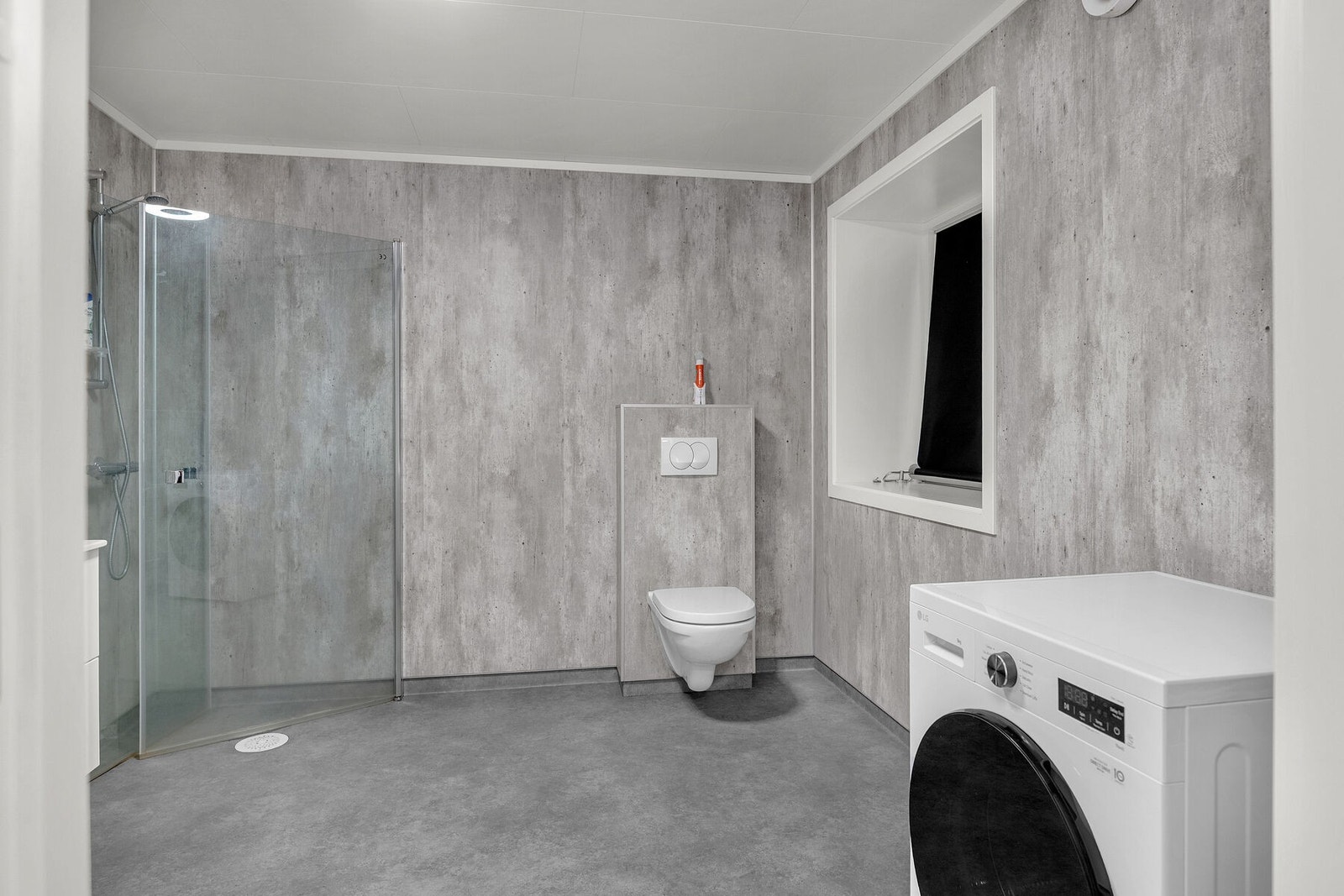 Badet har våtromsplater på veggene, og vinylbelegg på gulv med elektriske varmekabler. Galleribilde