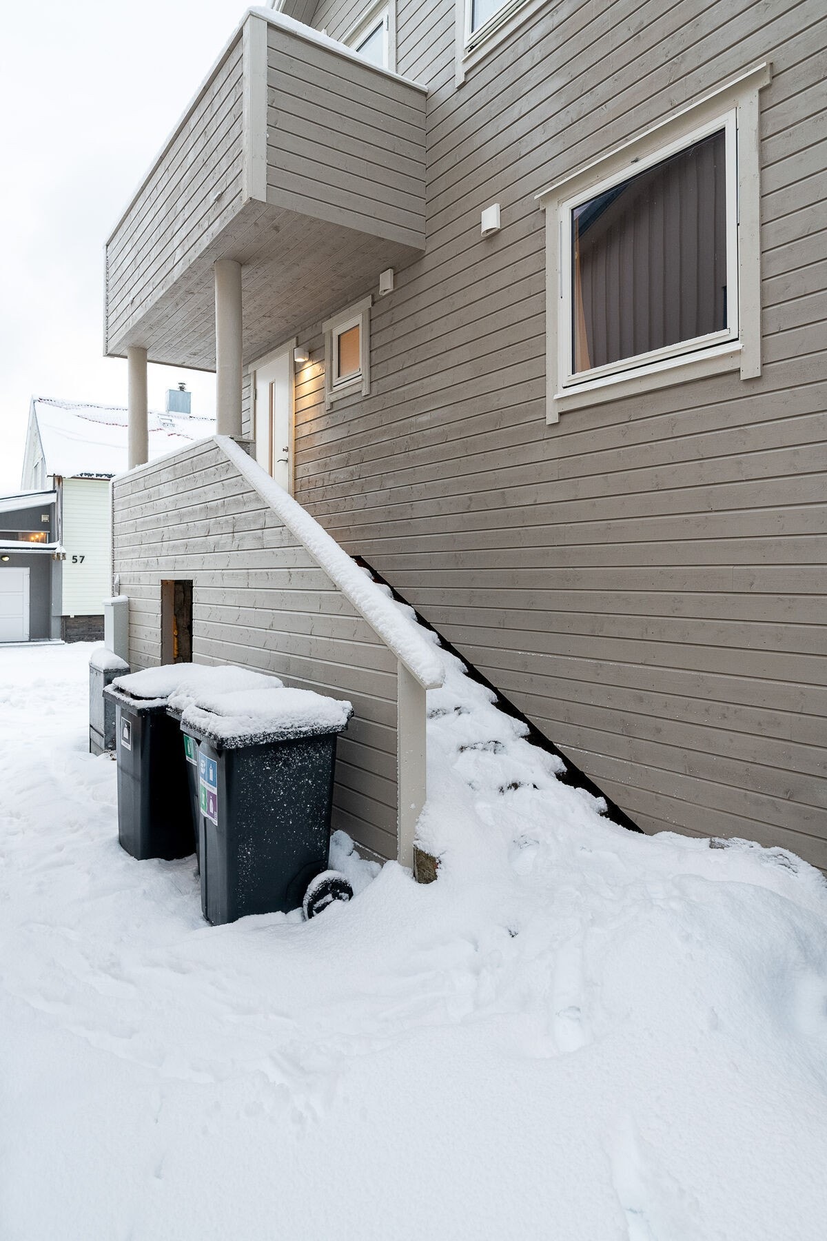 Boligen er en del av et sameie med fem seksjoner og felles tomt. Det er parkeringsmulighet på sameiets felles tomt. Galleribilde