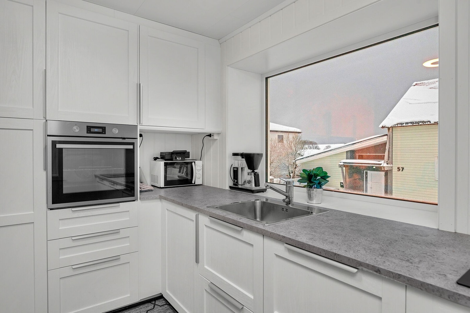 Kjøkkenet har integrerte hvitevarer. Galleribilde