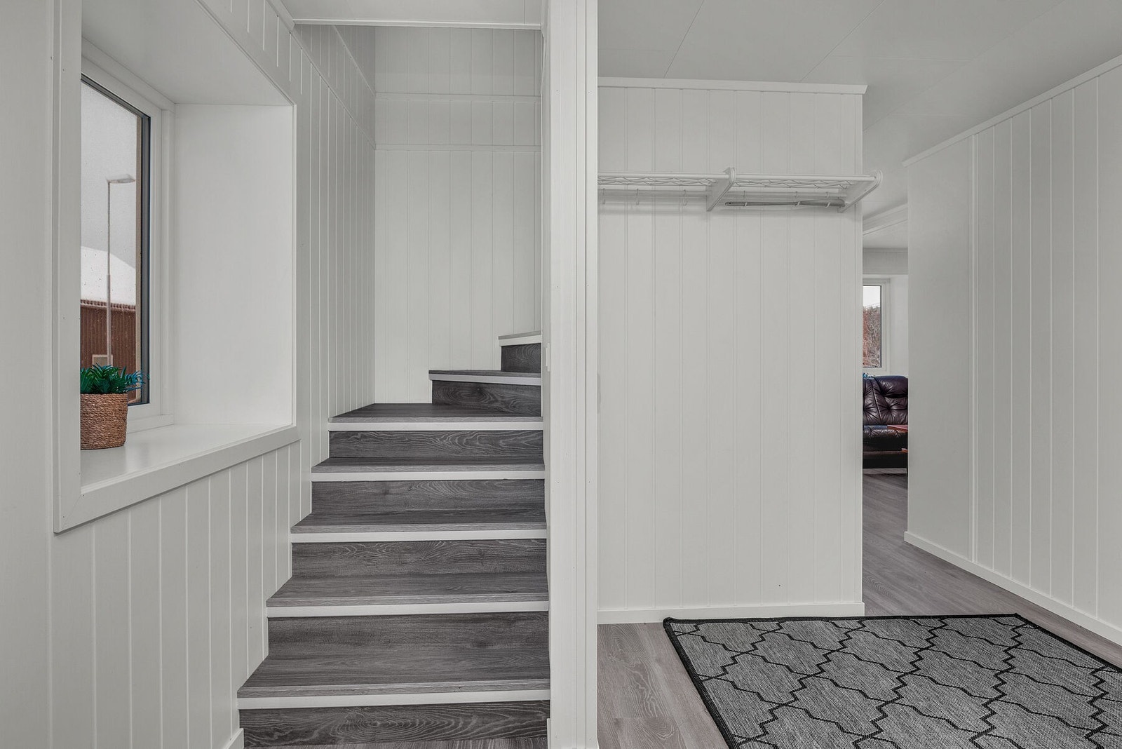 Romslig entré med trapp til 2. etasje. Her er det god plass til oppbevaring av ytterbekledning og skotøy. Galleribilde