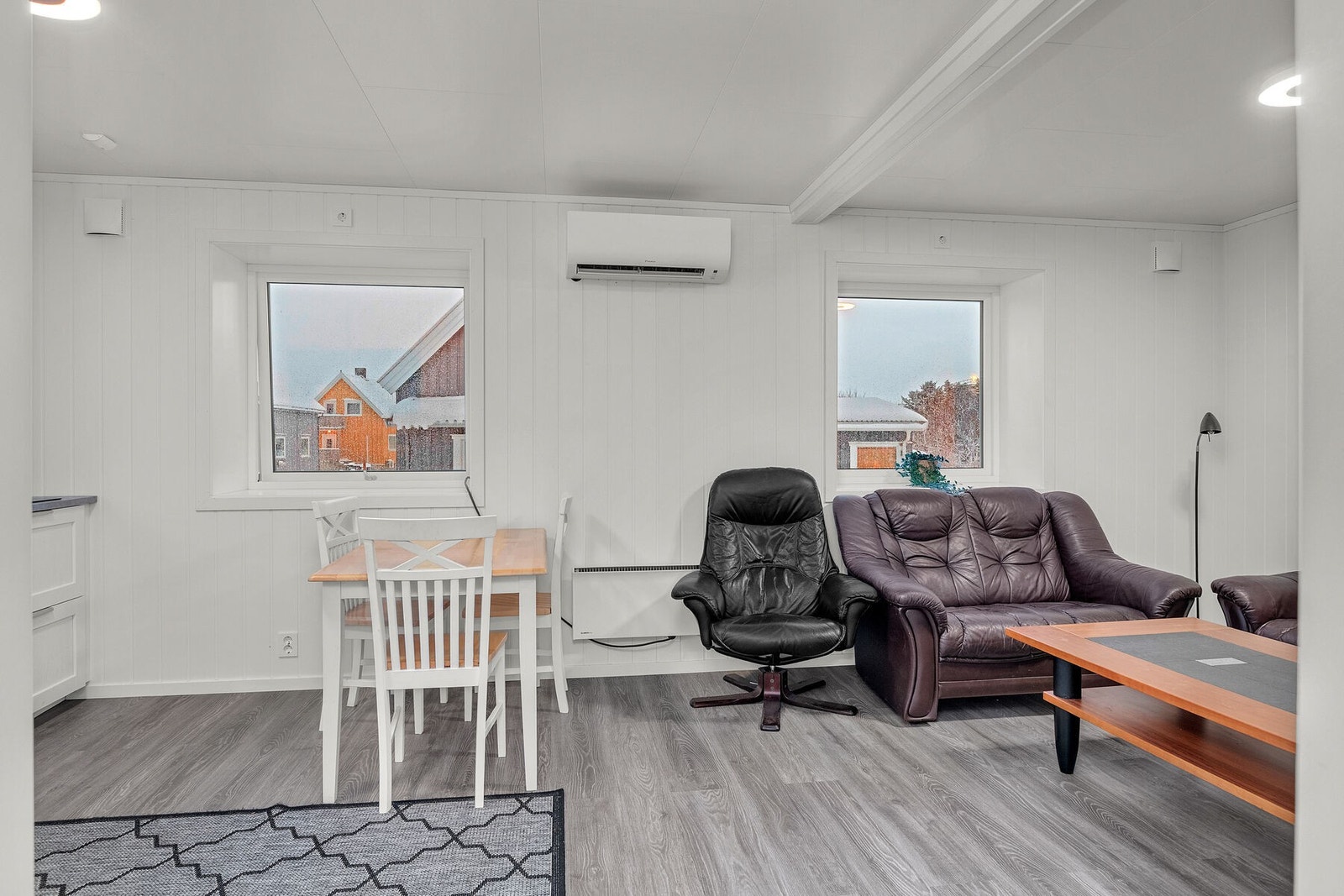 Fra entréen kommer du videre inn til stue og kjøkken i åpen løsning. Galleribilde