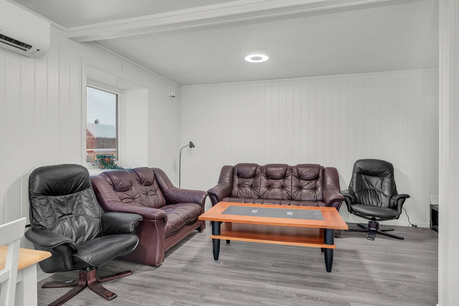 Lys og fin stue med god plass til sofakrok. Galleribilde