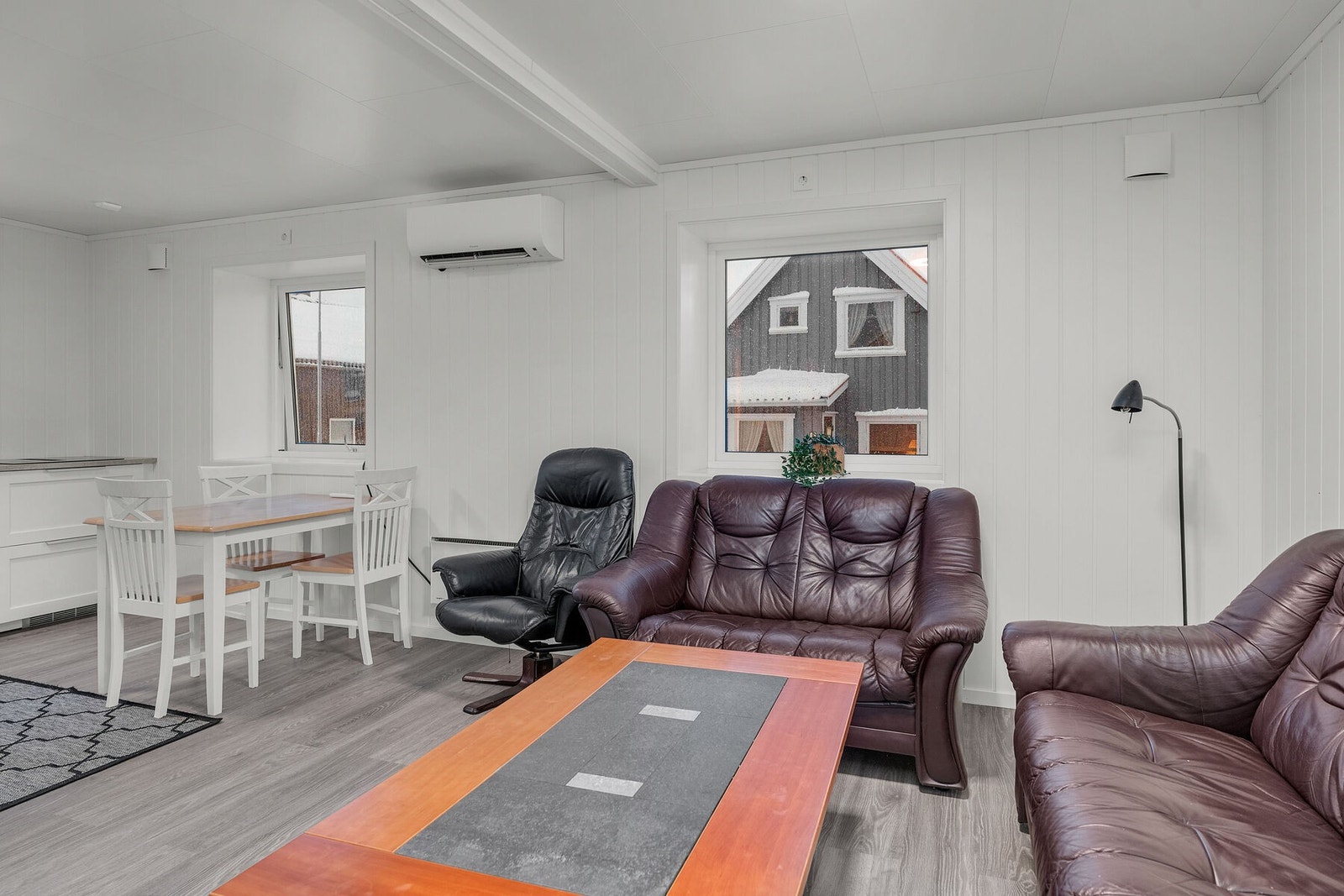 Boligen oppvarmes med varmepumpe og elektrisitet. Det er pipe i boligen, men ildsted er ikke montert. Galleribilde