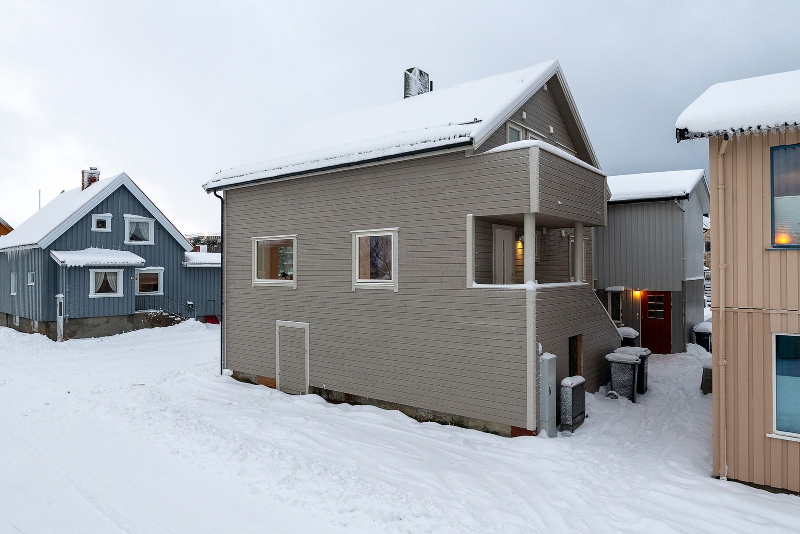 Boligen ble oppført i 1960, går over tre etasjer og fremstår med oppgradert standard. Galleribilde
