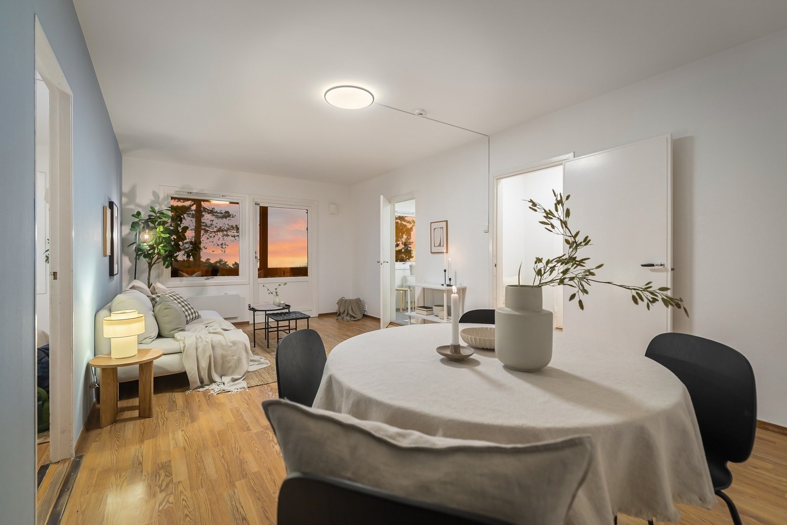 Fra stuen er det direkte adkomst til en romslig terrasse på hele 11 kvm. Leiligheten har trappefri adkomst, med inngangspartiet på bakkeplan i 1. etasje, men leiligheten er i praksis en 2. etasje Galleribilde