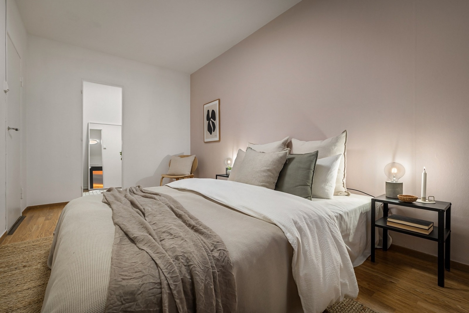 Veggene er hvitmalte med en fondvegg i rosa Galleribilde