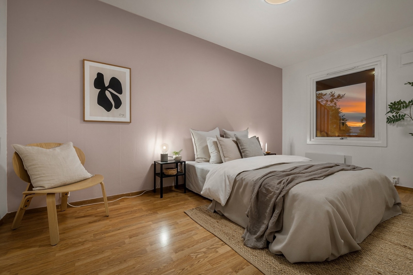 Store vindusflater gir godt lysinnslipp Galleribilde