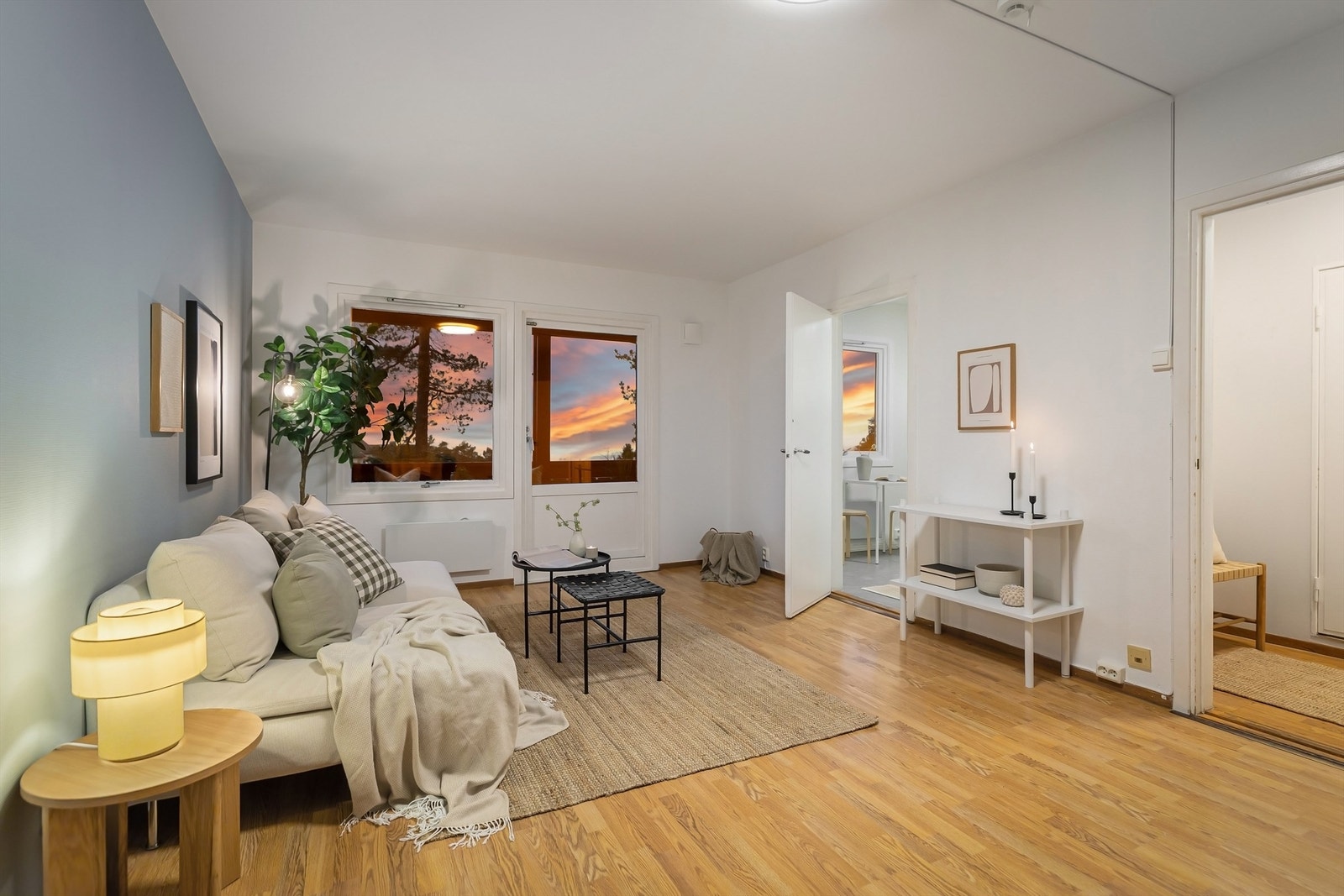 Her får du en skjermet beliggenhet helt inntil markagrensen med flott utsikt mot både by og fjord Galleribilde