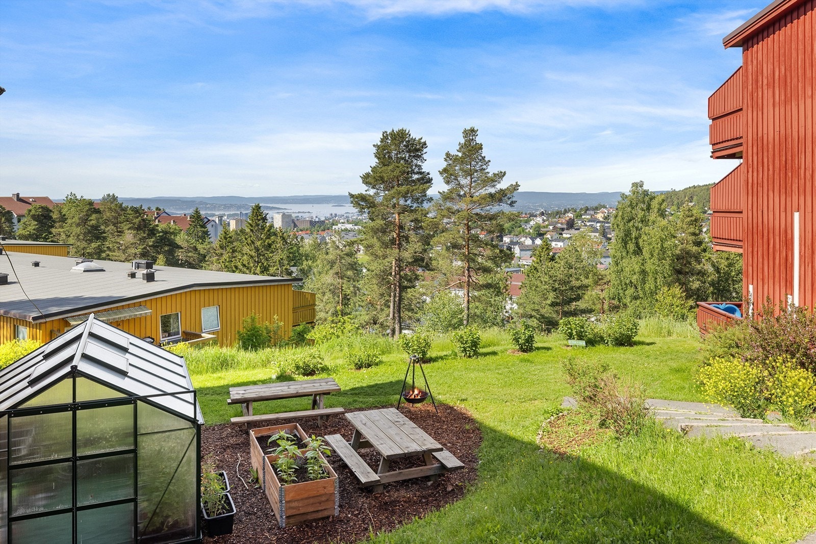 Sameiet har flere hyggelige grøntarealer med utsikt. det er tilgang på plantekasserdrivhus for beboerne i sameiet Galleribilde