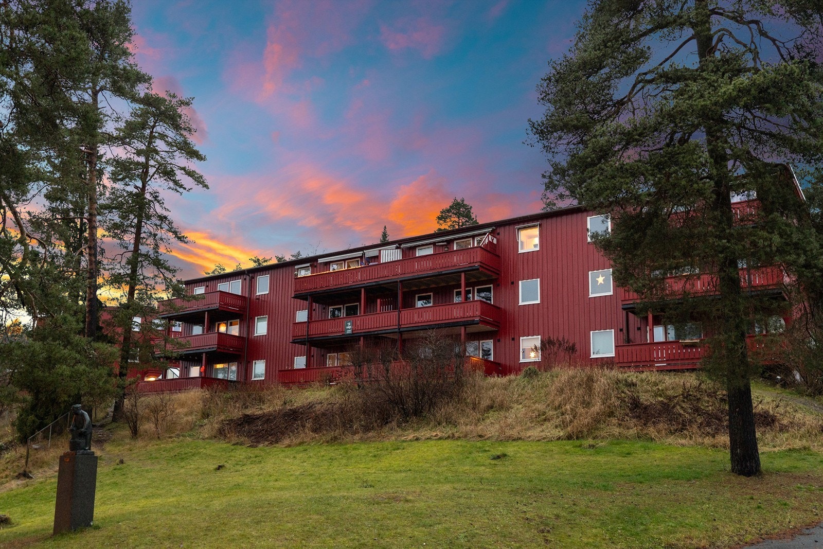 Bosetter du deg her, får du en rolig og tilbaketrukket beliggenhet med marka som nærmeste nabo. Legg merke til hvor høy 1. etasjen i bygget er! (grønn plakat på rekkverket). Eller rettere sagt - en trappefri 2. etasje Galleribilde