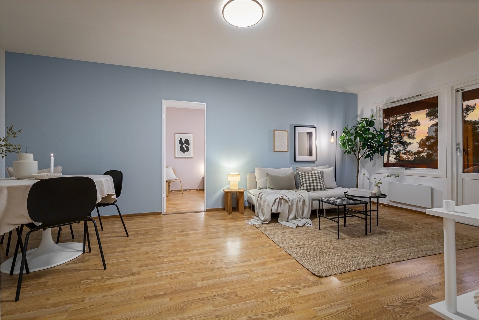 Det første som møter deg er store vindusflater og balkongdør med frodig utsikt, som gir en behagelig atmosfære Galleribilde