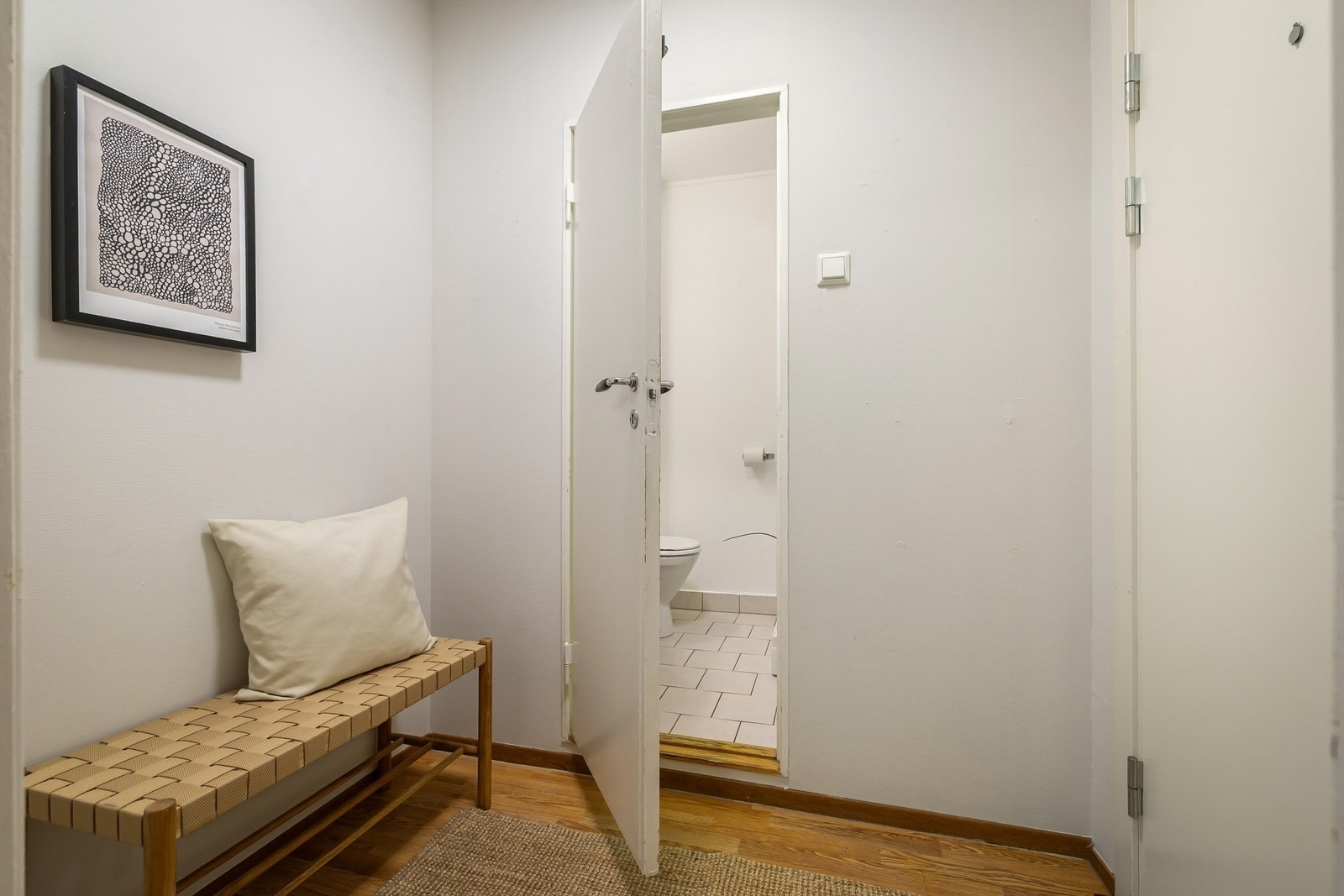 Hvitmalt inngangsparti med god plass til jakker og sko Galleribilde