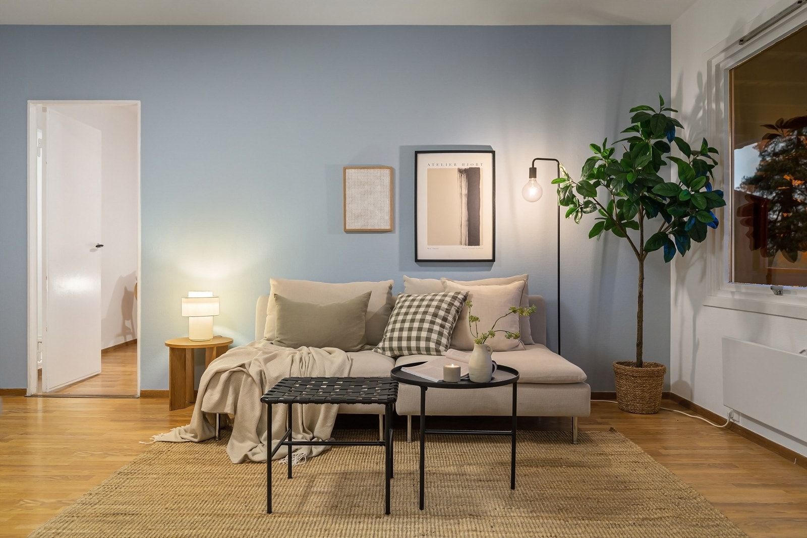 Stuen er både lun og innbydende med en lys og luftig romfølelse Galleribilde