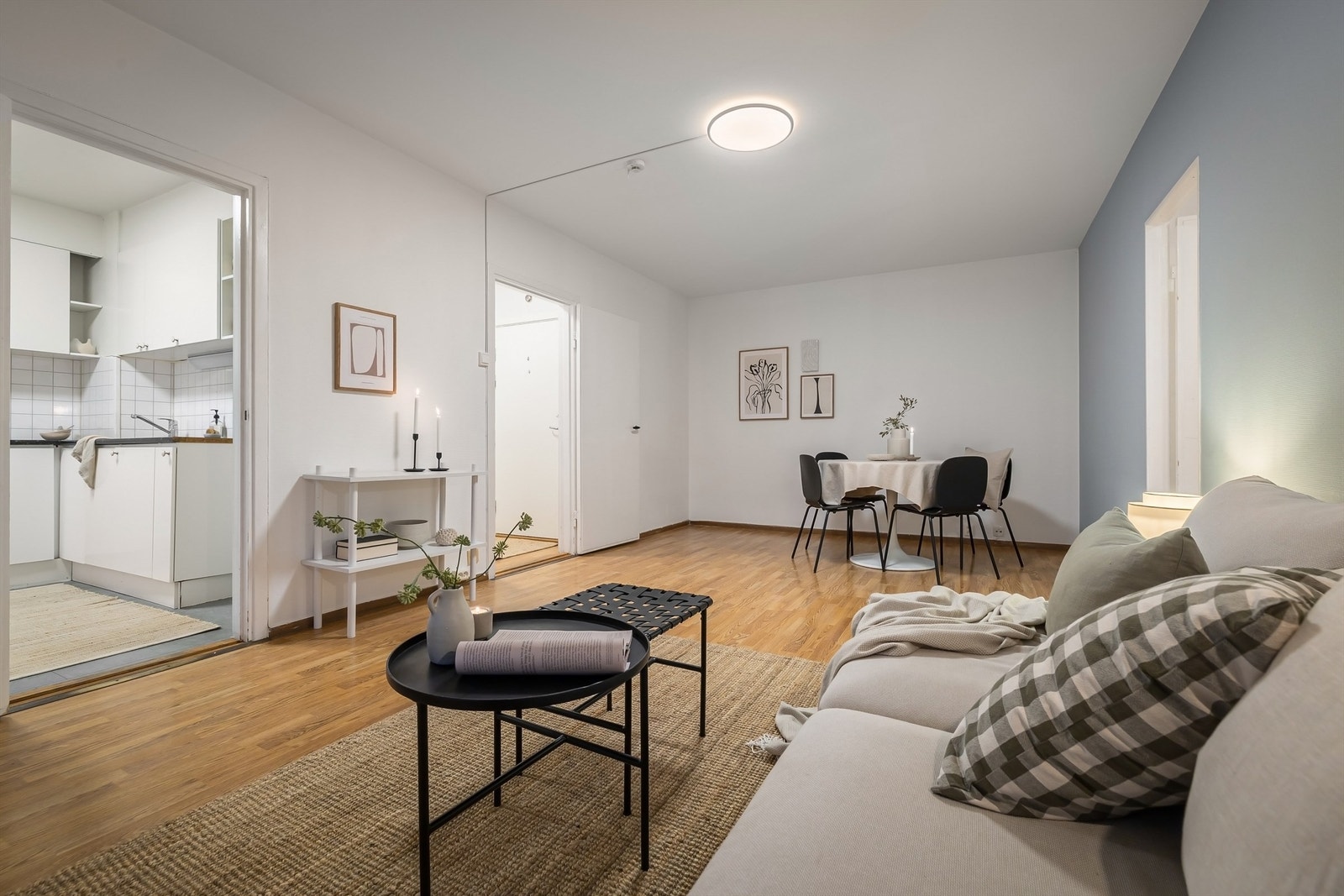 Rommet er veldimensjonert og gir flere møbleringsmuligheter. Flere beboere i sameiet har flyttet kjøkkenet ut i stuen for å etablere et ekstra soverom Galleribilde