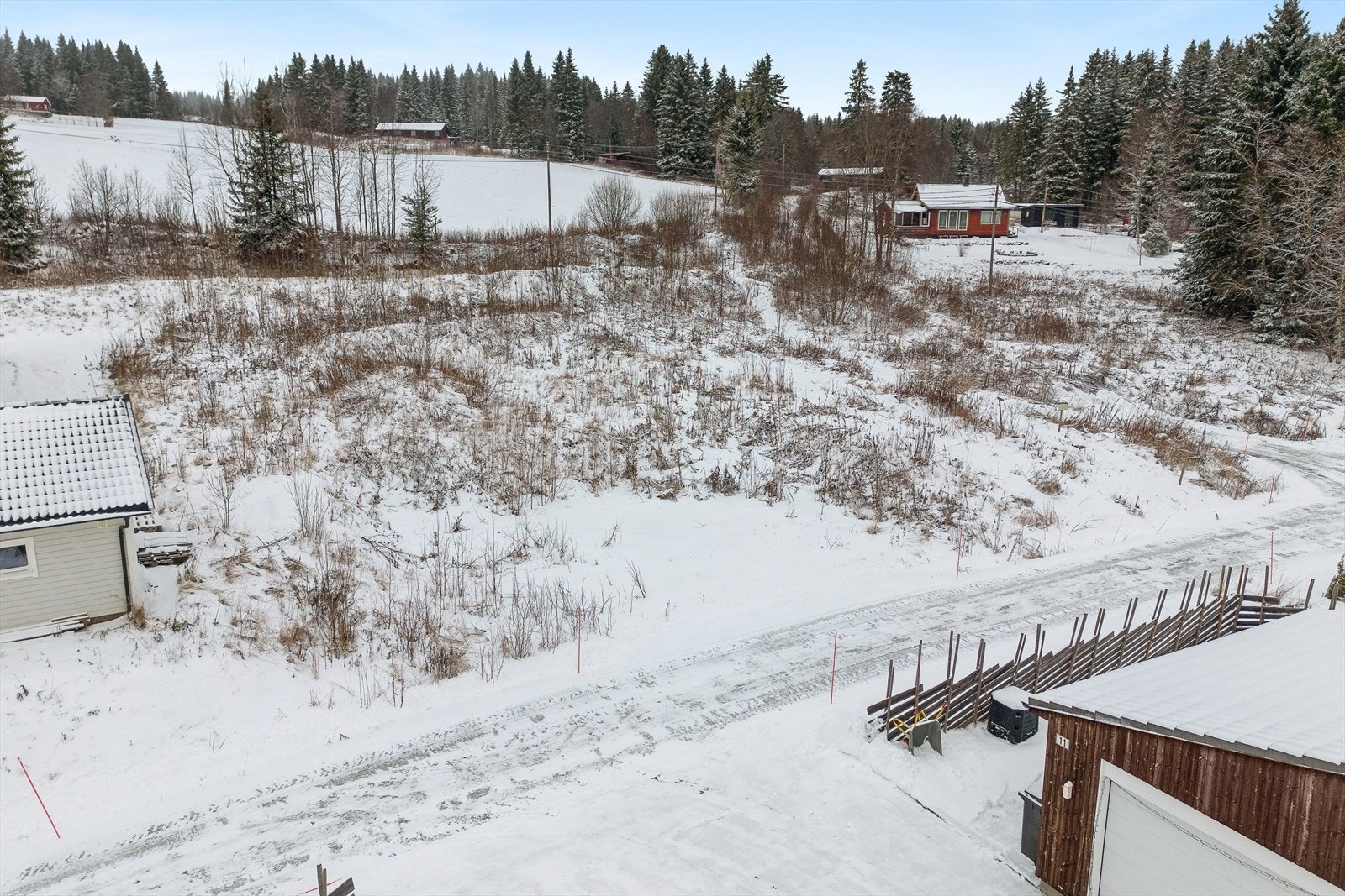 Eiertomten er på 1261,8 m² og ligger i skrånende terreng mot sør-sørøst. Galleribilde