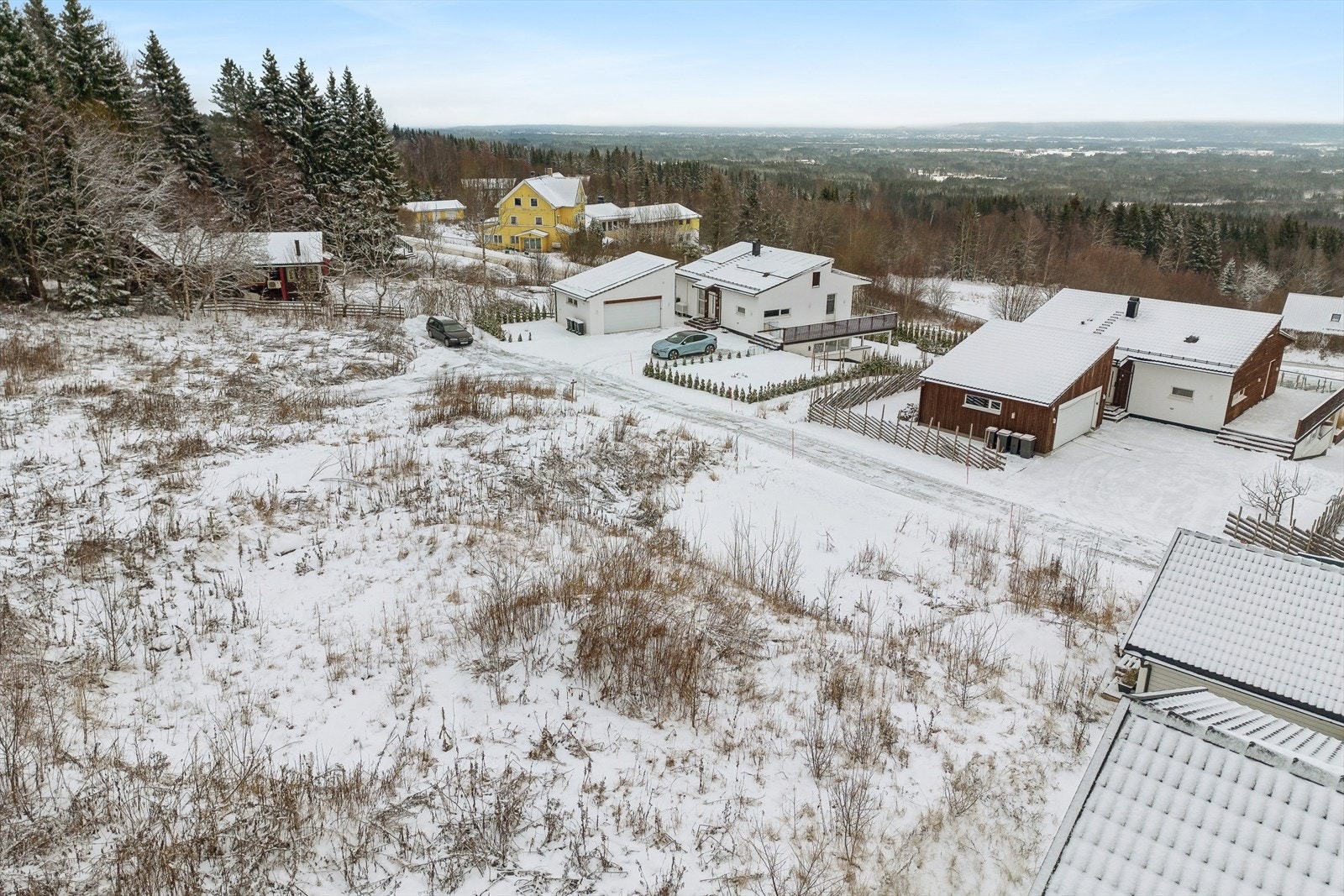 Enkel adkomst fra felles privat vei. Galleribilde