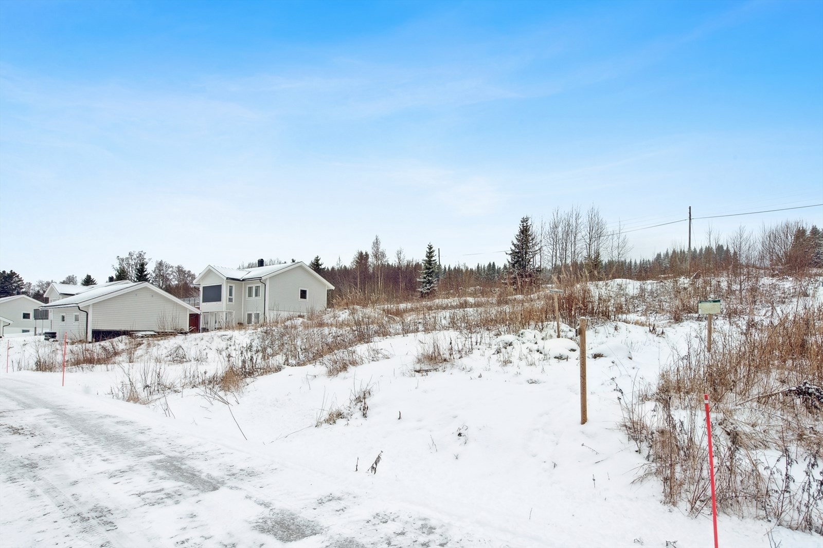 Tomten har en attraktiv og barnevennlig beliggenhet på Vang i Hamar kommune. Galleribilde