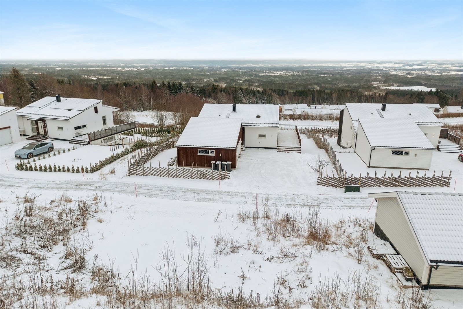 Fra tomten er det flott utsikt over nærliggende skogområder gir et vakkert bakteppe til eiendommen. Galleribilde