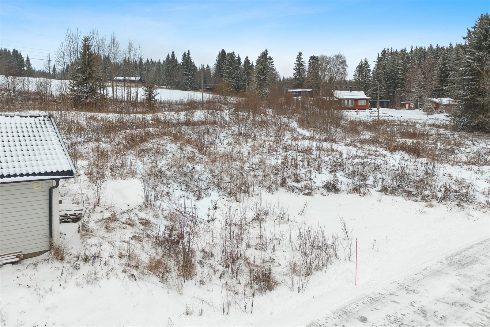 Herfra er det ca. 15 minutters kjøring til Hamar med alt av servicetilbud. Galleribilde