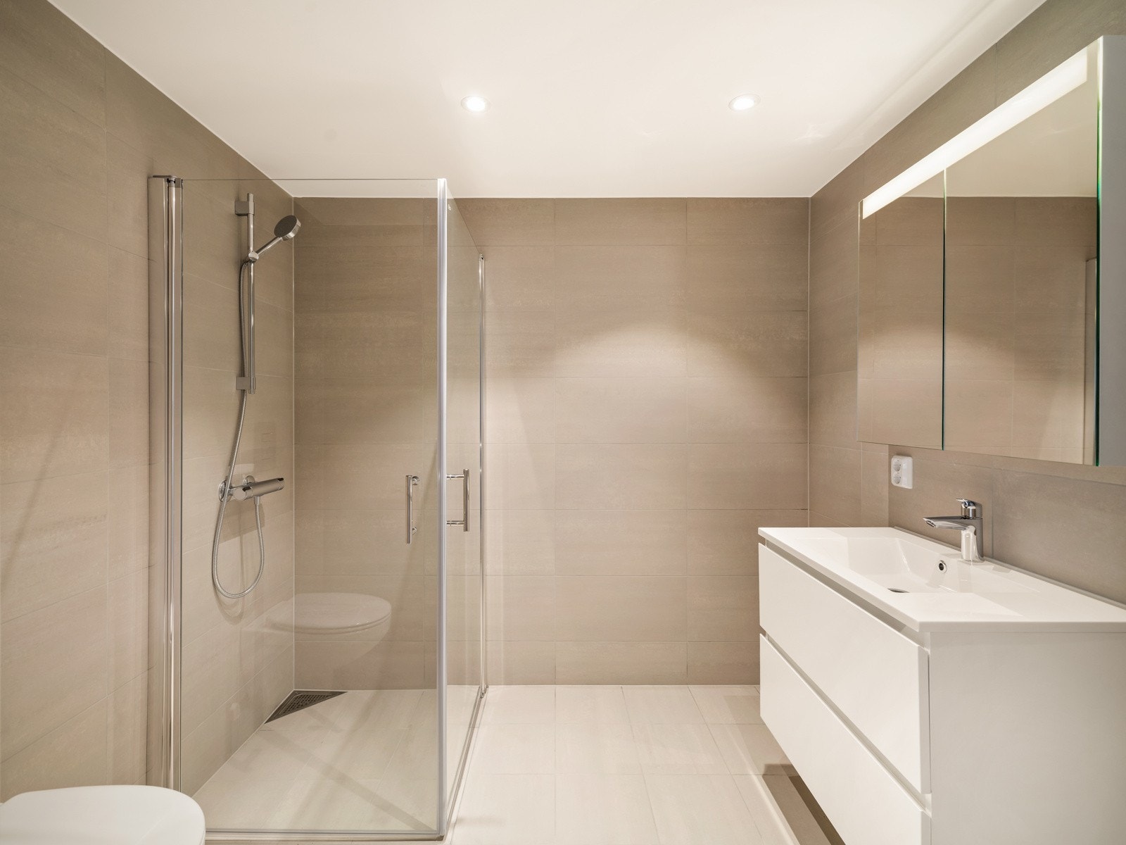 Delikat flislagt baderom med varme i gulv og downlights i himling. Opplegg for vaskemaskin. Galleribilde