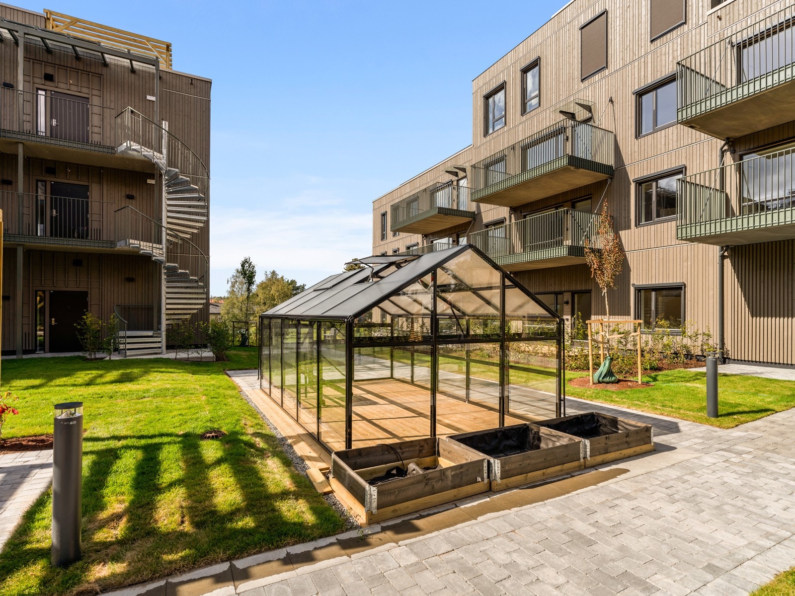 Hyggelig og pent opparbeidet gårdstun. Galleribilde