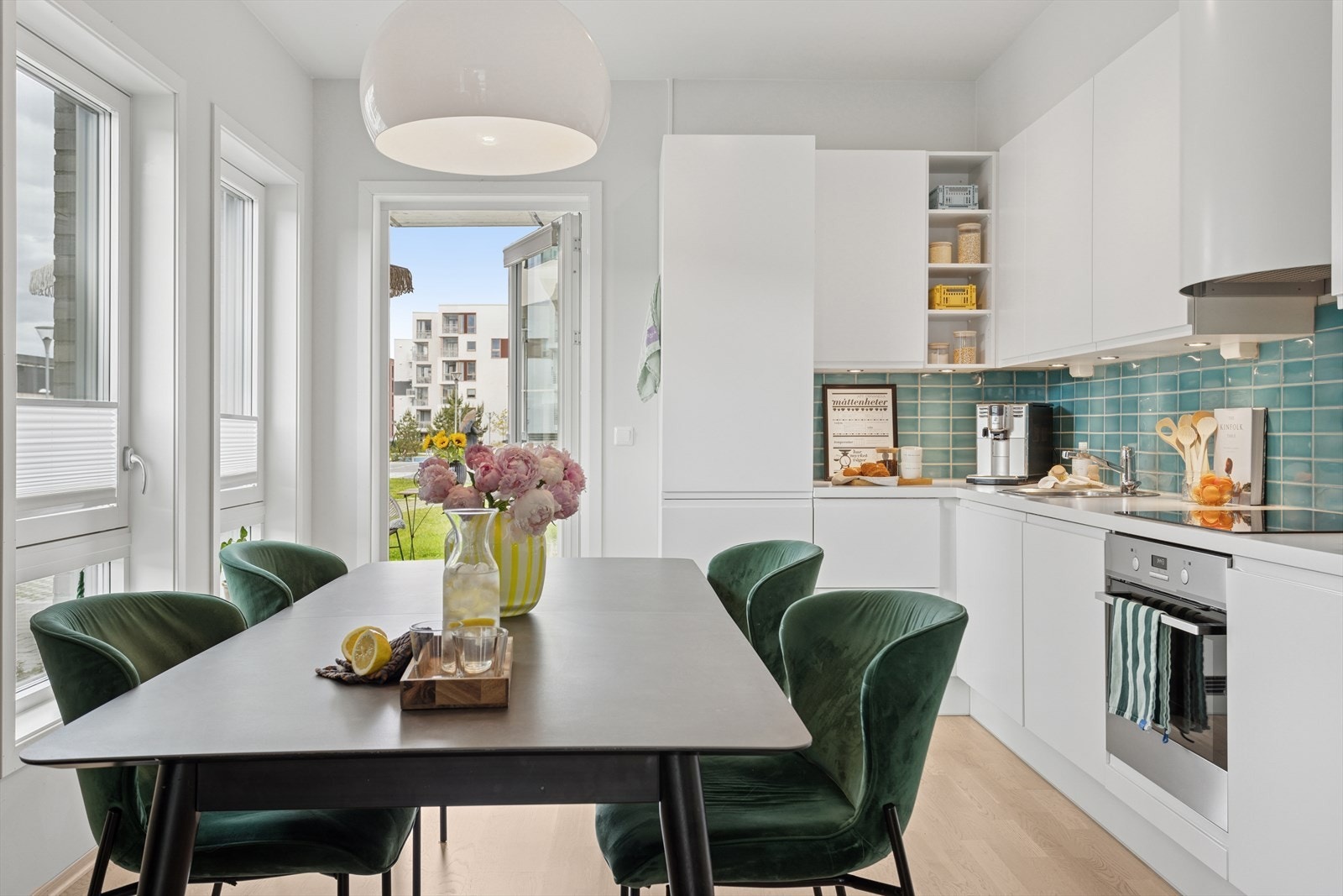 Kjøkkenet har en pen innredning bestående av folierte skrog med slette fronter og laminert benkeplate. Flis på vegg over benkeplate. Galleribilde