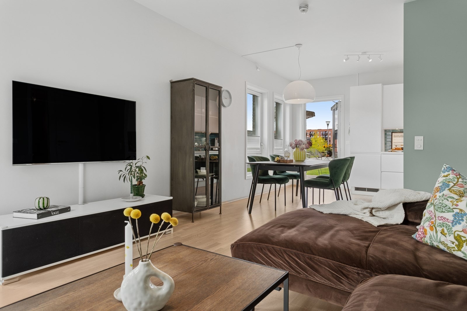 Stue og kjøkken er malt opp i lyse, lune- og behagelige veggtoner. Galleribilde