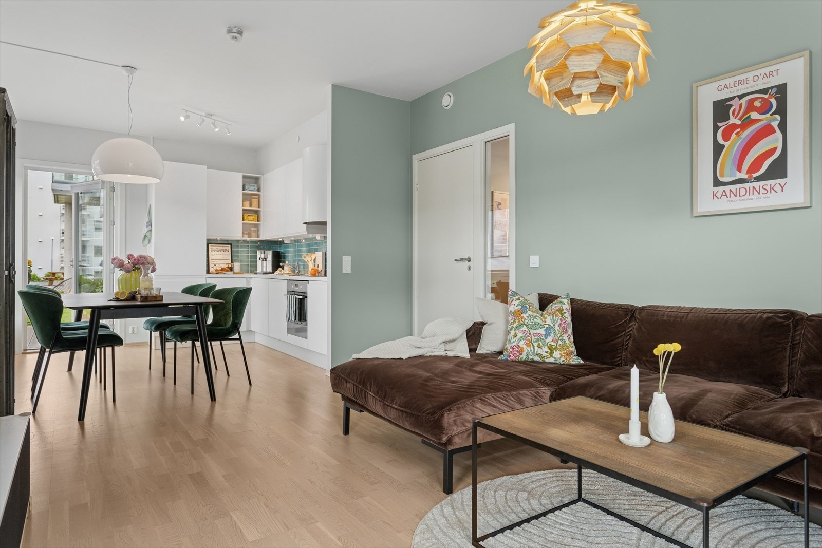 Leiligheten har fjernvarme/vannbåren varme. Galleribilde