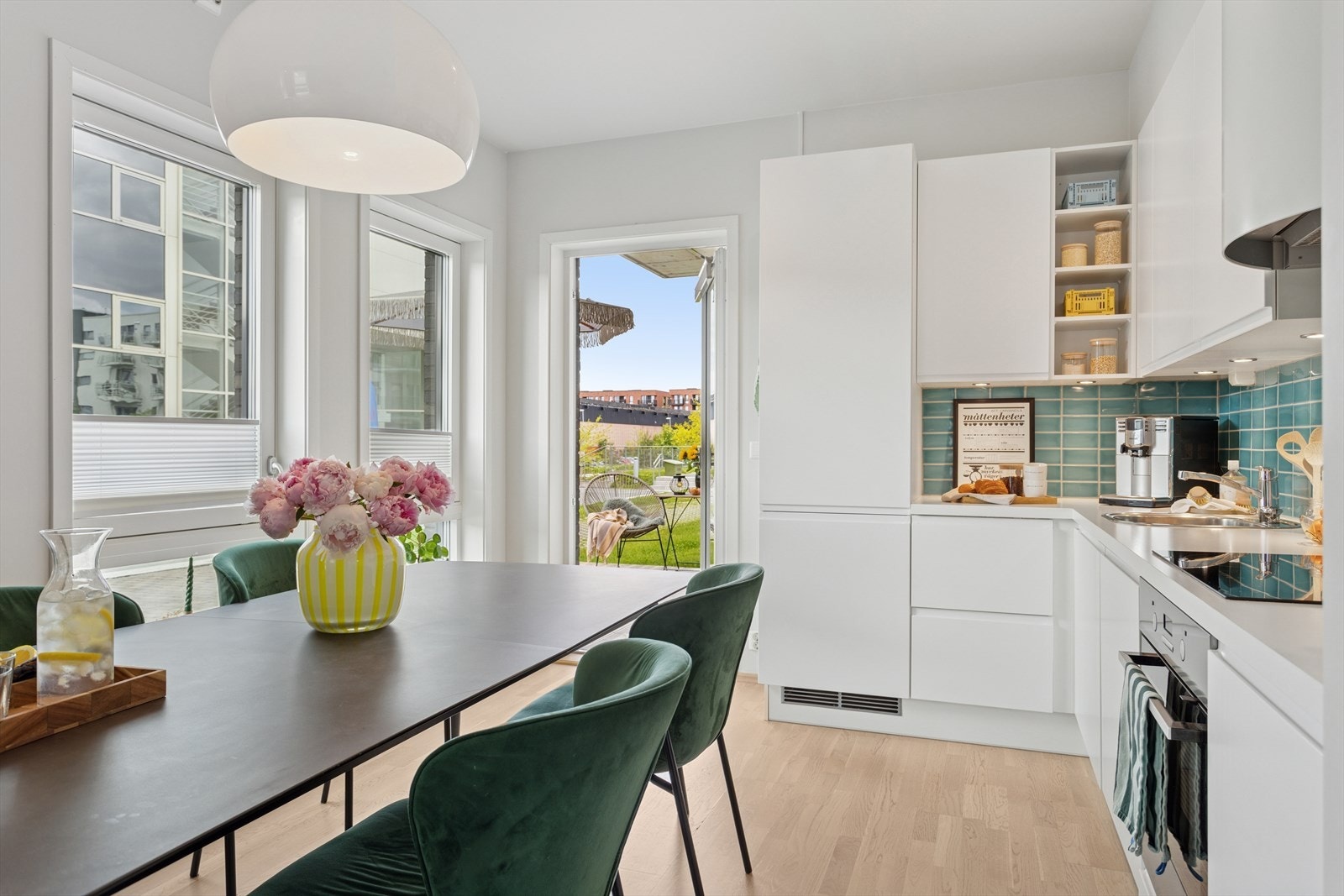 Kjøkken med god plass til spisebord samt utgang til terrasse og felles hageanlegg. Galleribilde