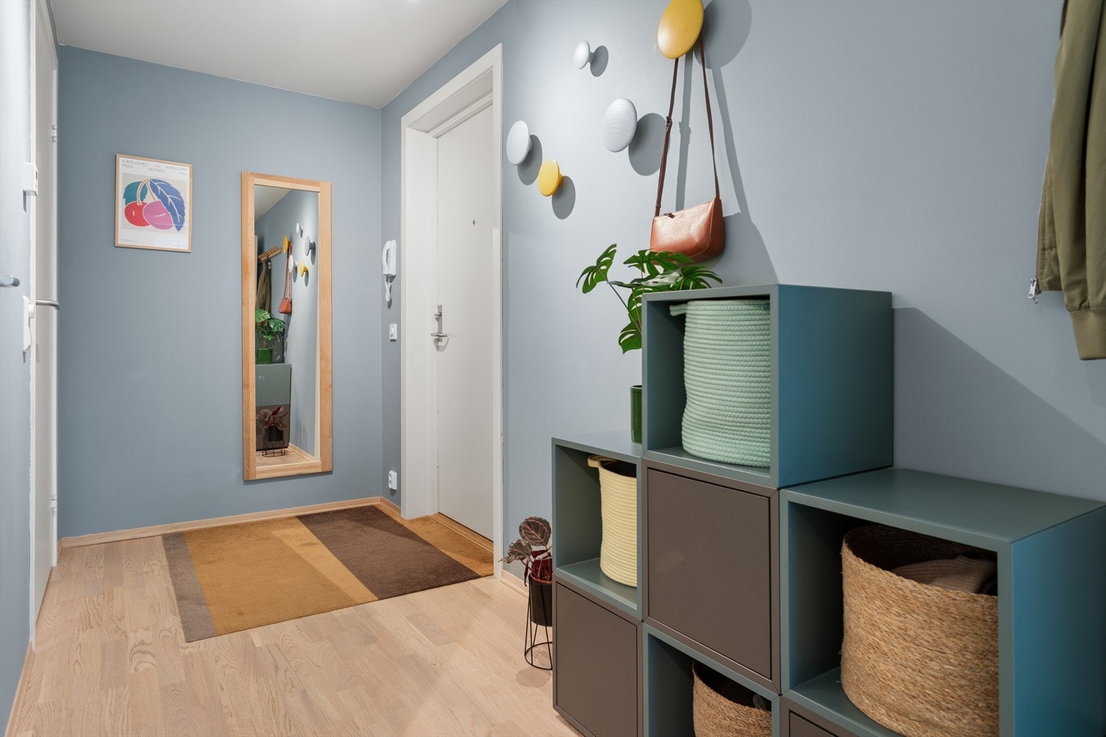 Entréen/gangen er ca. 10,8 m² og er malt i moderne farger. Her er det god plass til yttertøy, skoparkering og evt. garderobeskap. Galleribilde