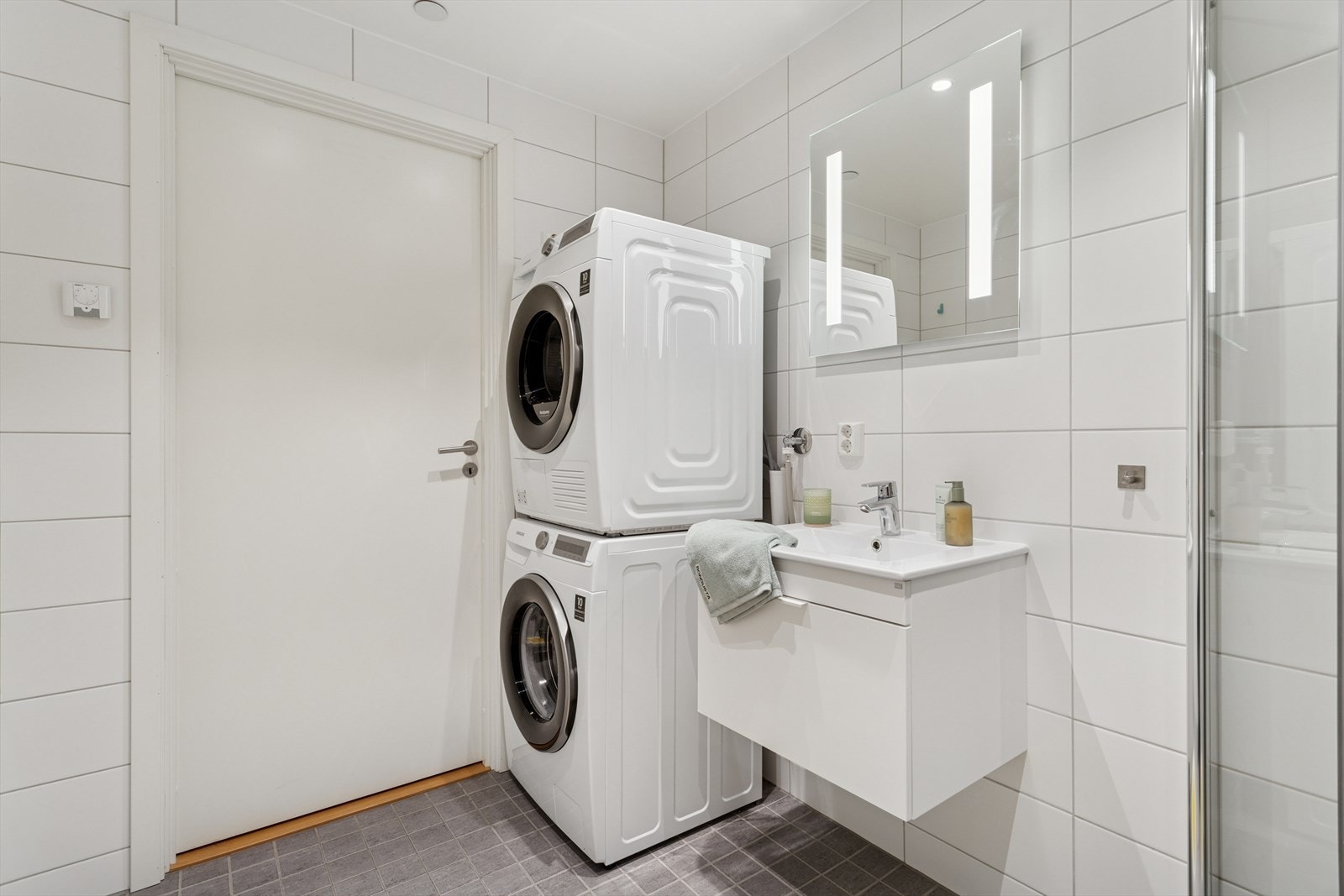 Baderommet er ca. 4,7 m² og har pene fliser på gulv og vegg samt malt slett himling. Galleribilde