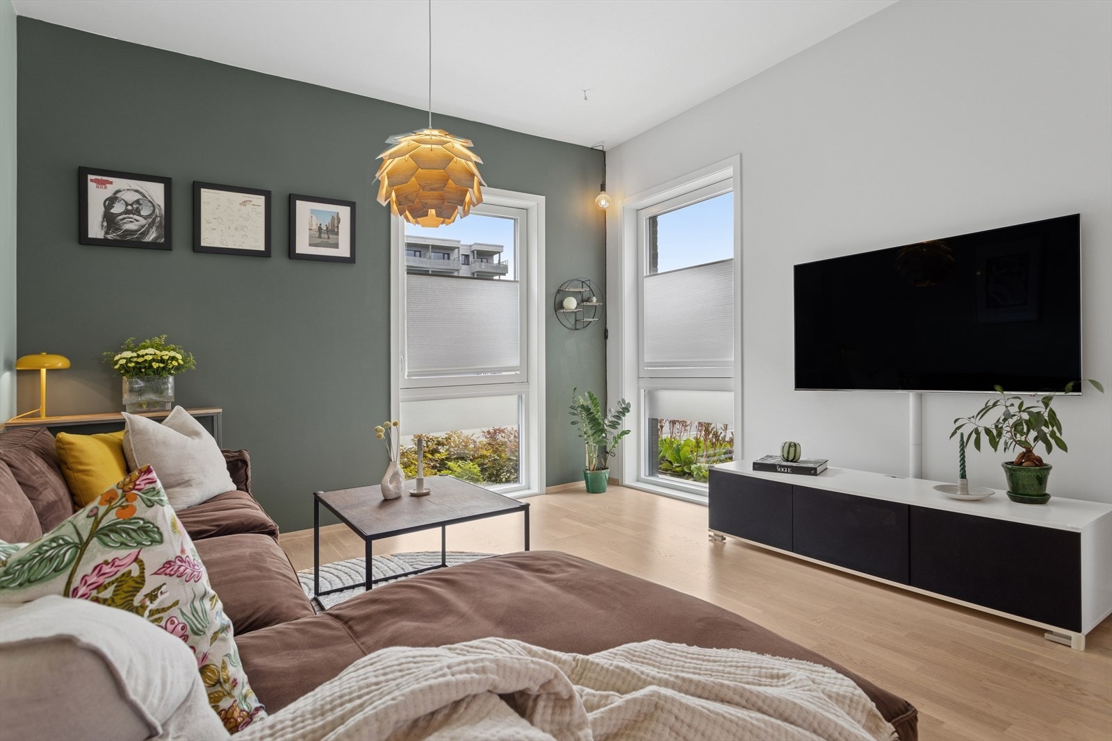 Leiligheten som ligger i byggets første etasje har en romslig stue med åpen kjøkkenløsning som er tilsammen ca. 27 m². Galleribilde