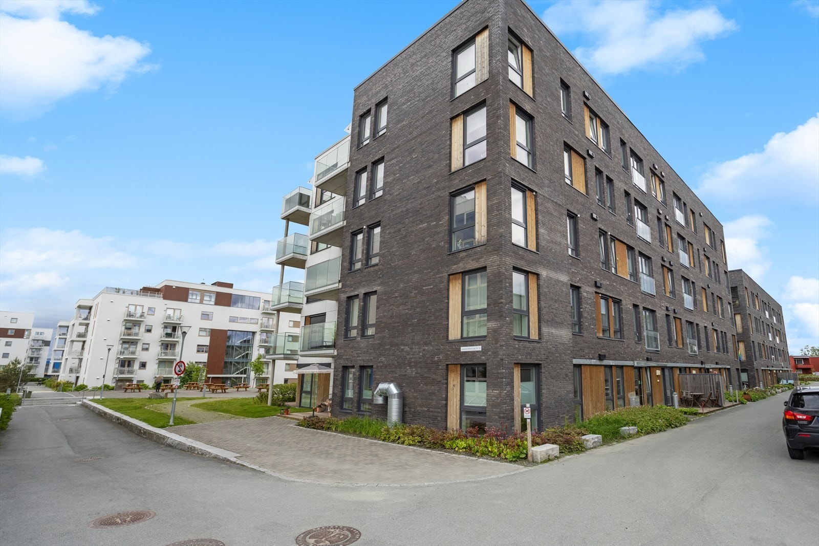 Leilighetskomplekset ble oppført i 2019 og har fine fasader og ligger sentralt men likevel tilbaketrukket fra trafikk. Galleribilde