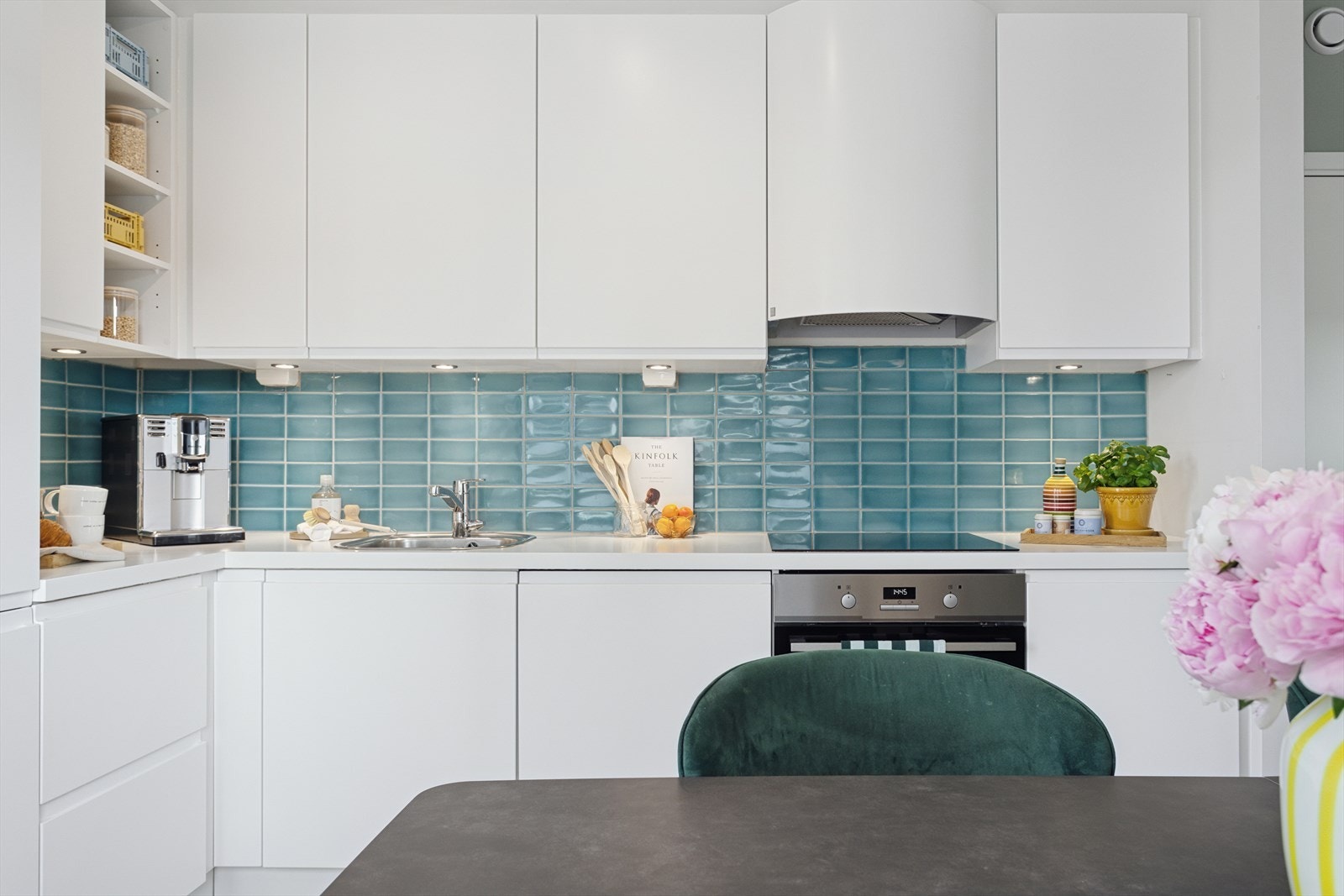 Kjøkkenet har rikelig med skap- og benkeplass. Galleribilde