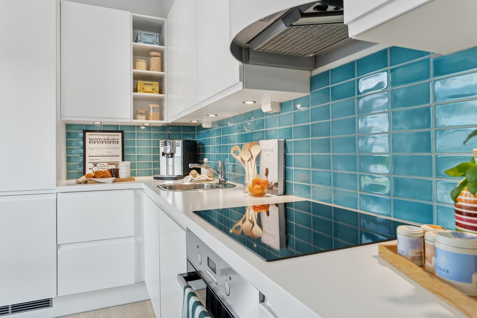 Hvitevarer som stekeovn, koketopp, oppvaskmaskin og kombiskap (Kjøl/Frys) medfølger i handelen. Galleribilde