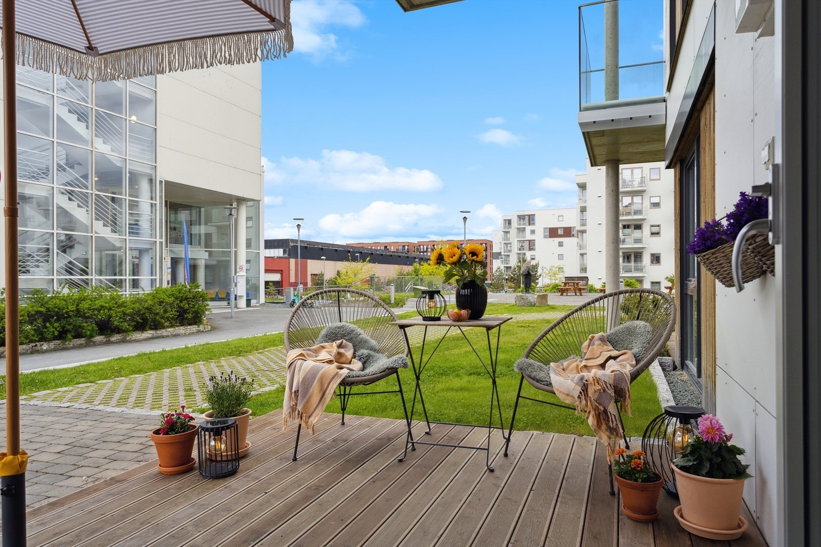 Fra terrassen er det tilgang til sameiets felles hageanlegg. Galleribilde