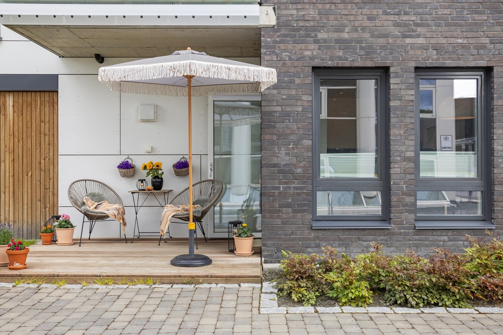 På sommerstid er det sol på plattingen fra ca. kl. 10:00 - 15:00, og så kommer den tilbake rundt kl. 18:00 til solnedgang. Galleribilde