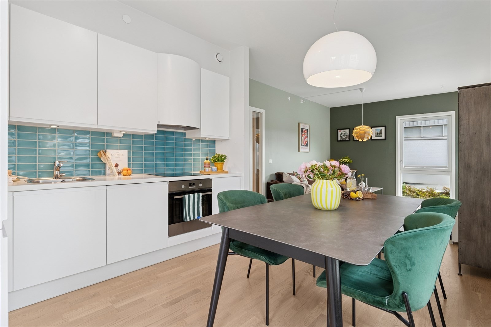 Kjøkkenet har integrert kombiskap, oppvaskmaskin, platetopp og stekeovn. Galleribilde