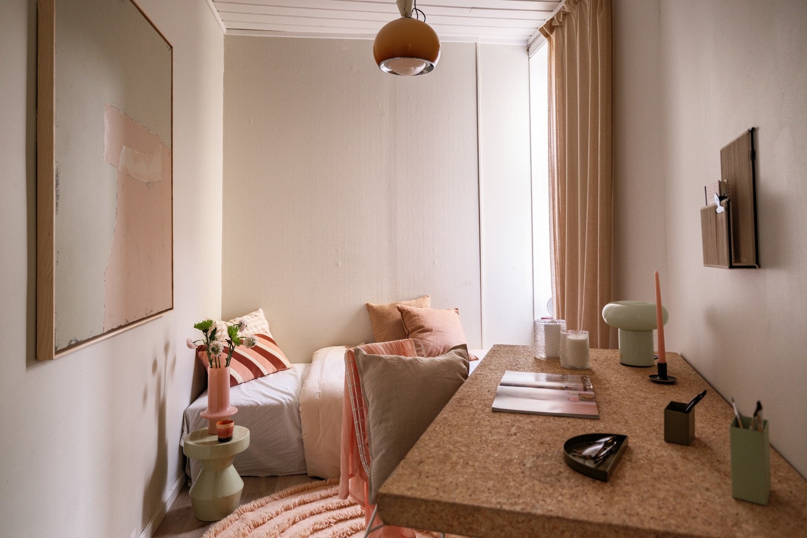 Fra kjøkkenet er det adkomst til et innredet rom mot bakgården. Galleribilde