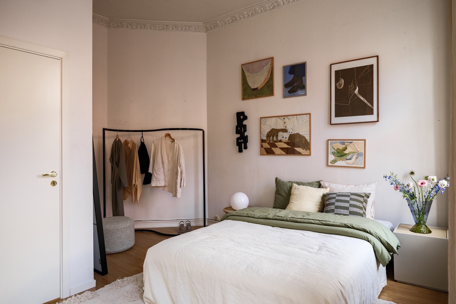 På soverommet er det plass til dobbeltseng med tilhørende nattbord, samt en kontorpult eller kommoder. Galleribilde