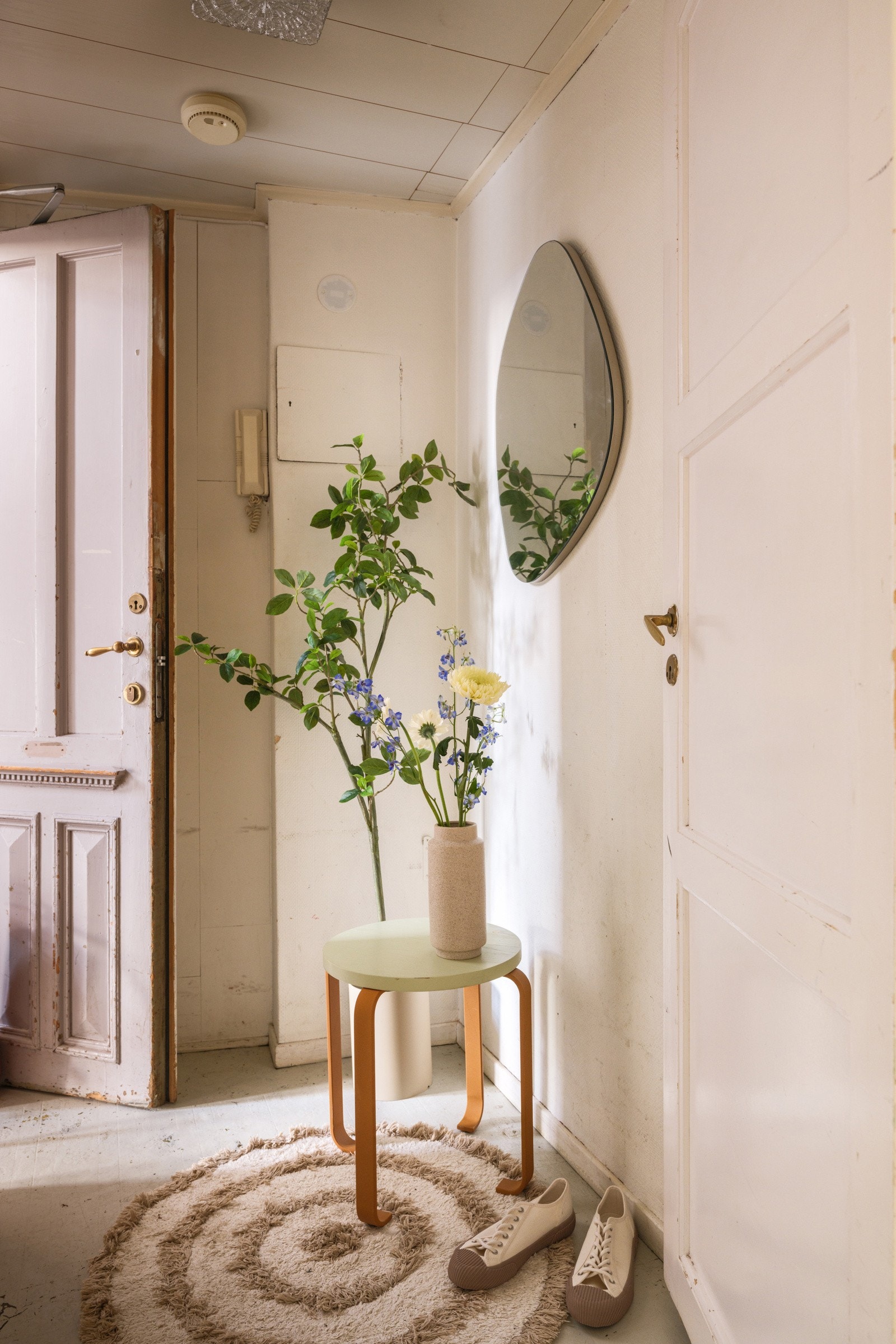 Du ønskes velkommen inn i en praktisk entré. Eldre/original to-fløyet entrédør uten brann- og lydklassifisering. Galleribilde