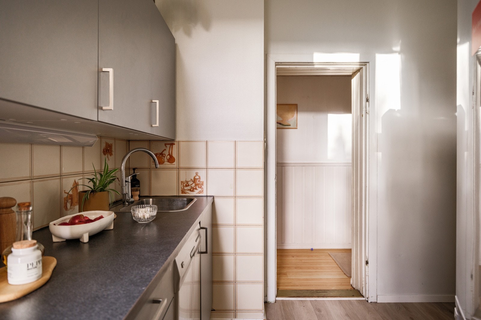 Kjøkkenet har enstavs laminat på gulv og er utstyrt med frittstående oppvaskmaskin, komfyr og kjøleskap med frysedel. Galleribilde