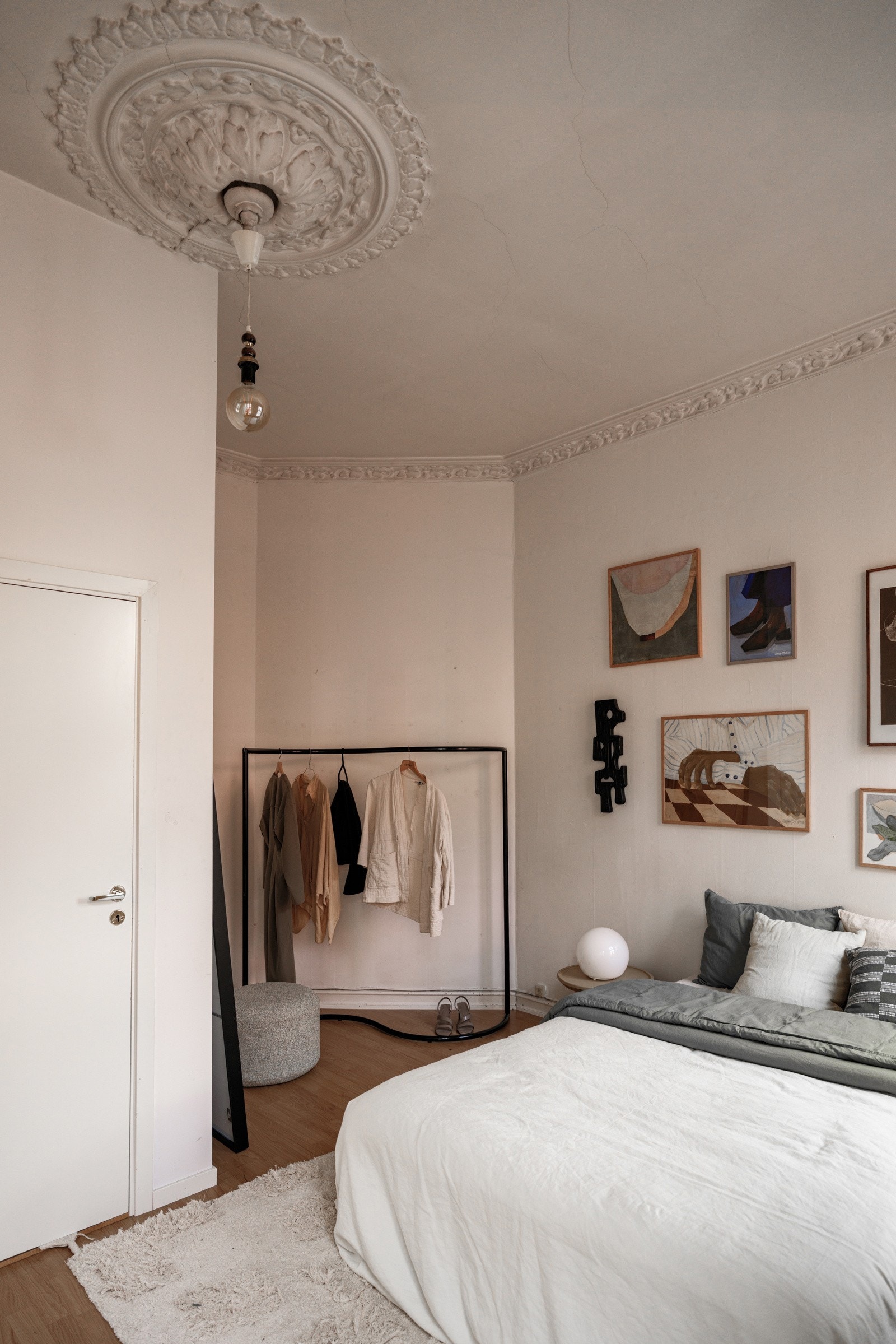 God takhøyde på ca. 3,15 meter gir en luftig romfølelse. Galleribilde