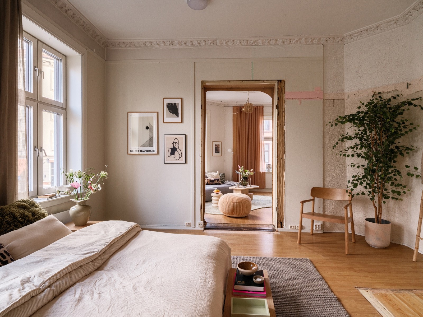 Soverommet er av generøs størrelse med god plass til dobbeltseng med tilhørende nattbord, kontorpult, kommoder eller andre garderobeløsninger. Galleribilde