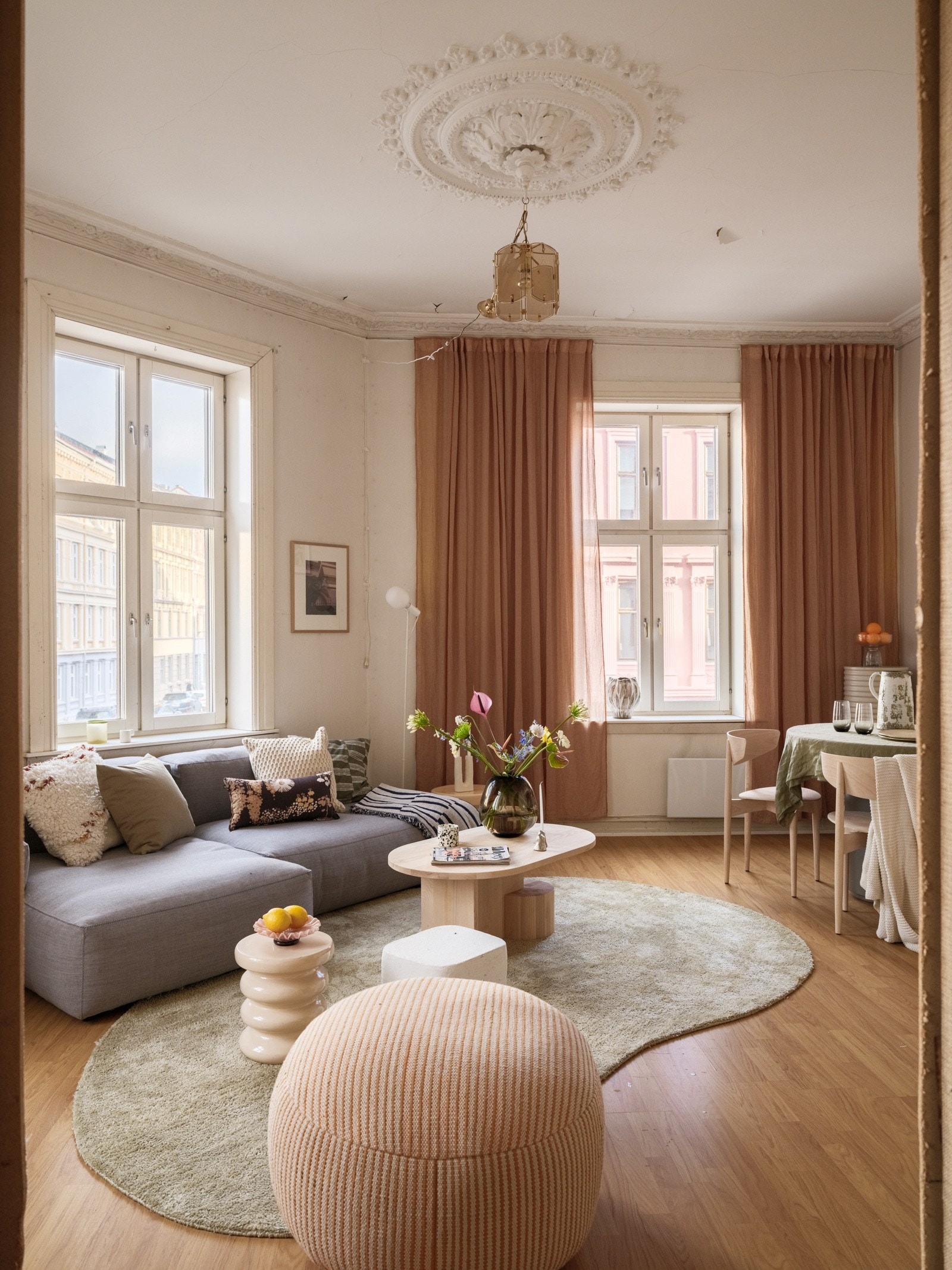 Lysinnslippet sammen med den gode takhøyden på ca. 3,15 meter gir en god og luftig romfølelse. Galleribilde