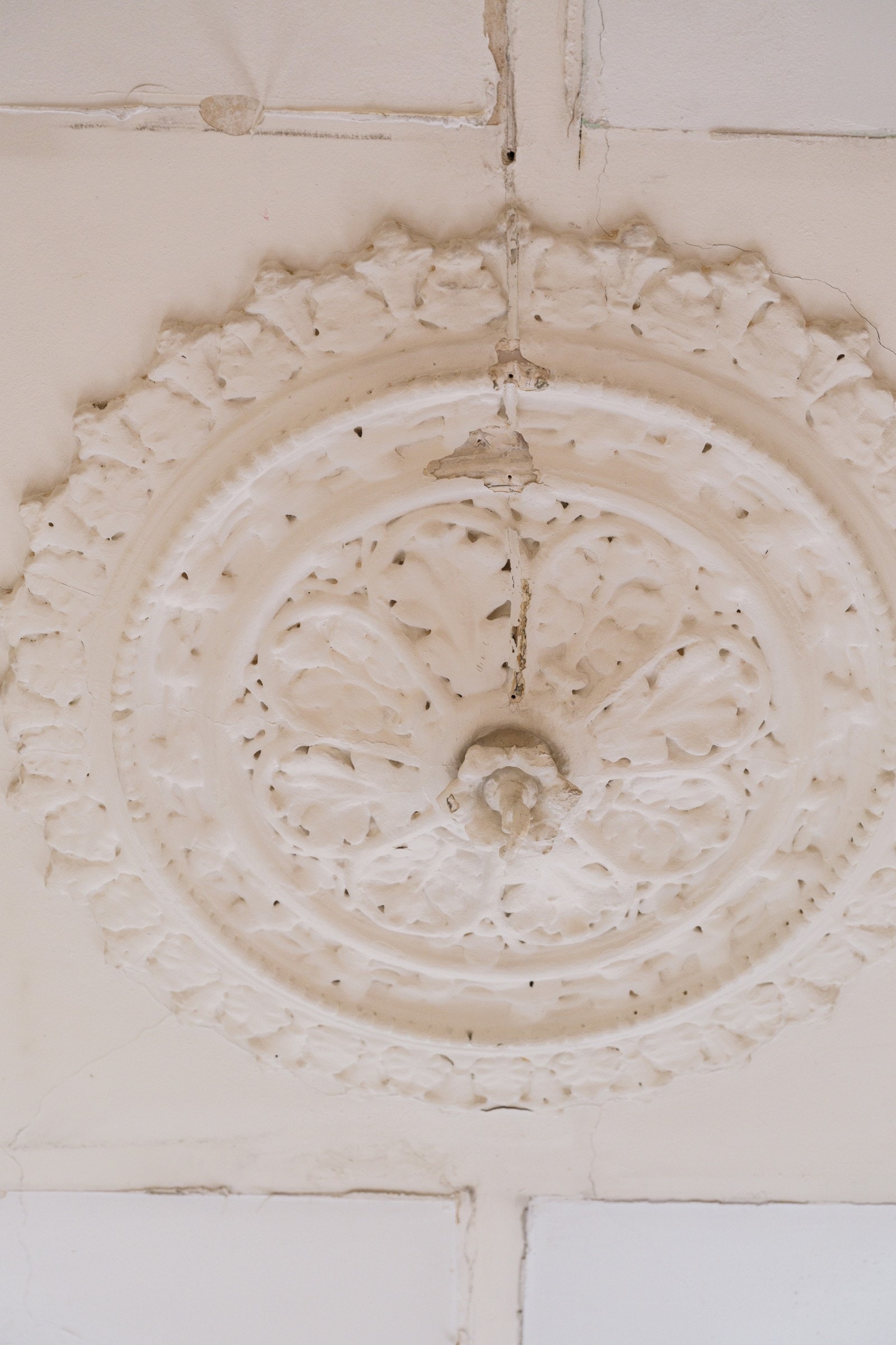 Også på soverommet er det klassiske detaljer som stukkatur og rosett i himlingen. Galleribilde