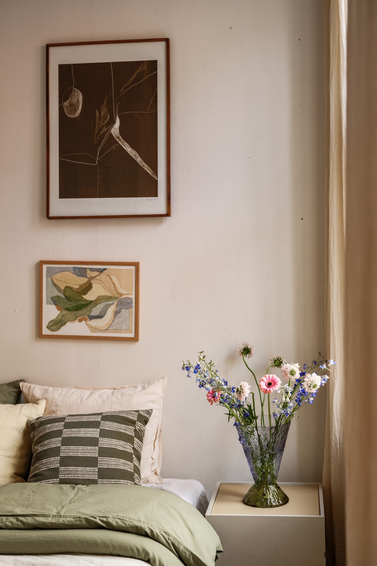 Fint naturlig lysinnslipp fra to store klassiske vinduer. Galleribilde