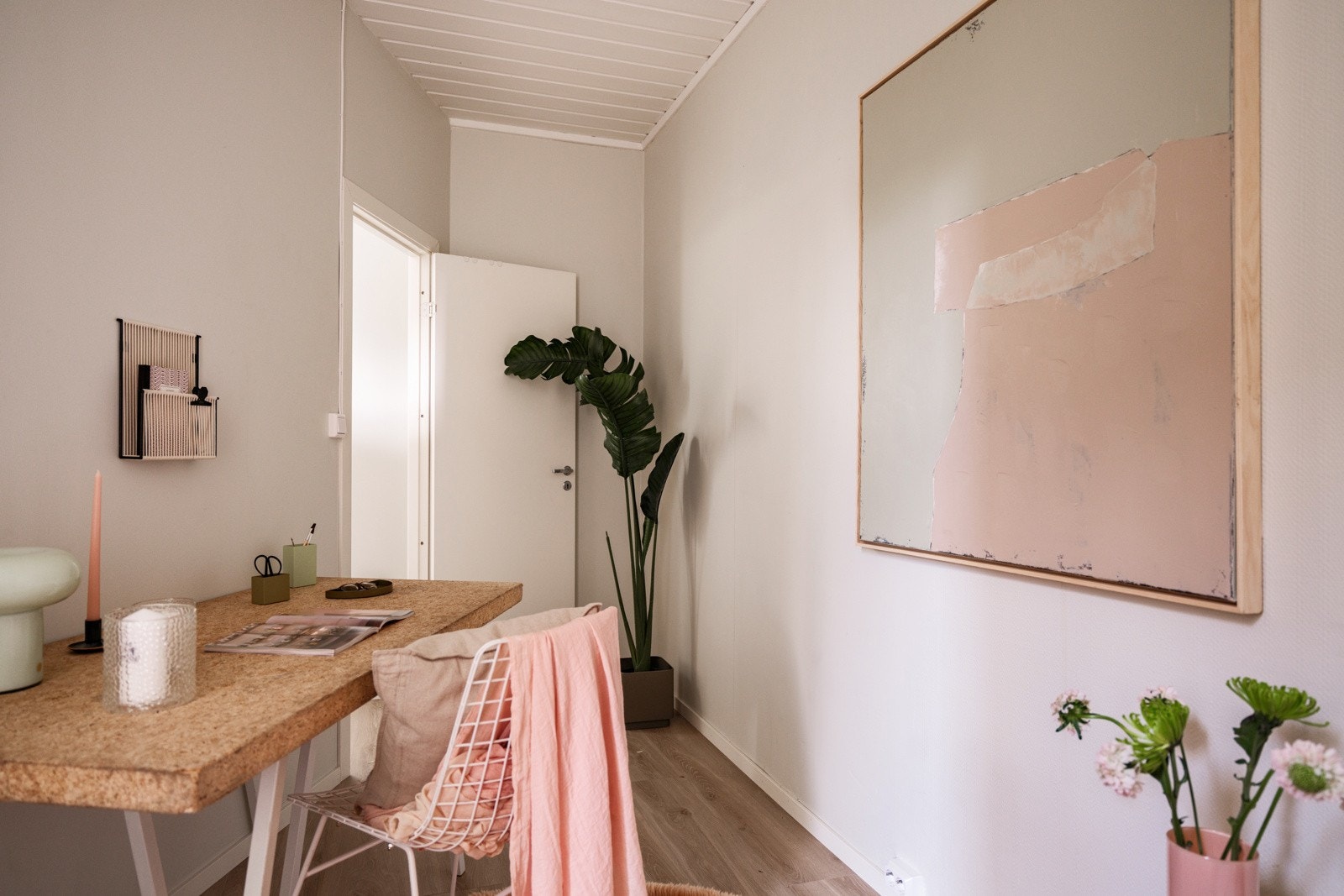 Rommet er i tegningene en del av kjøkkenet. Om ønskelig kan rommet slås sammen igjen med kjøkkenet slik at du får et stort rom mot bakgården. Galleribilde