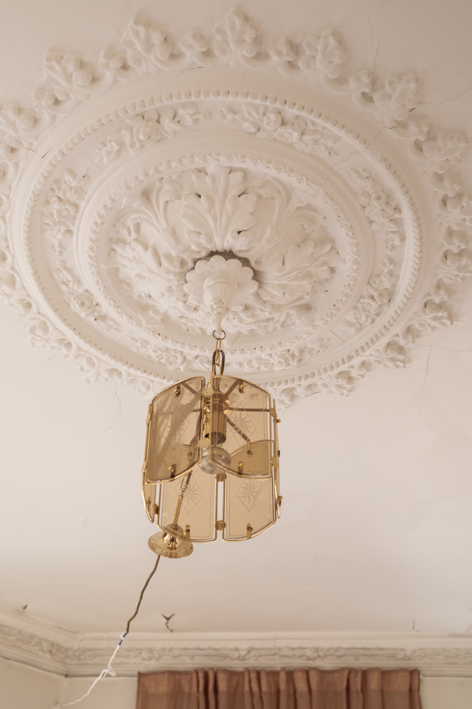 I himlingen har du original stukkatur og en lekker rosett som hører med i en klassisk bygårdsleilighet som denne. Galleribilde