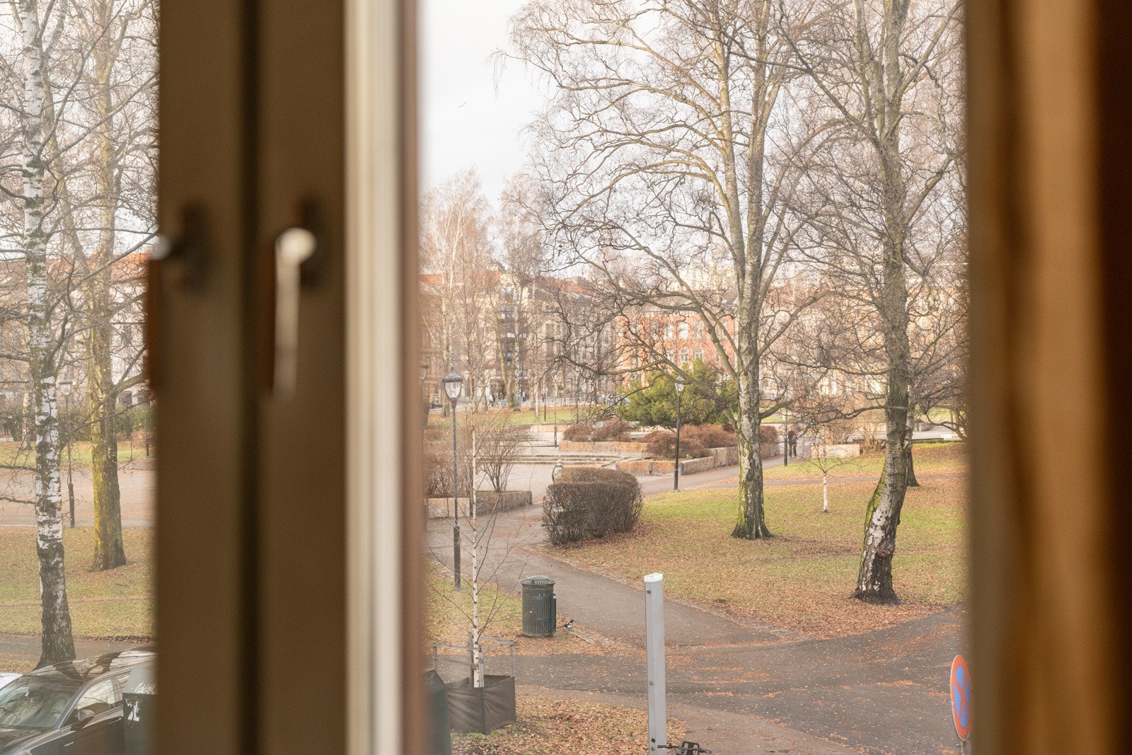Beliggende på hjørnet i bygårdens 2. etasje med store klassiske vinduer som gir nydelig lysinnslipp, samt utsyn over frodige Birkelunden. Galleribilde